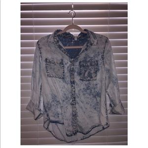 ✨Denim-wash button up blouse✨